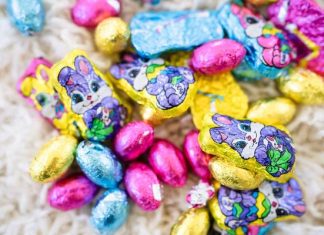 Dietetyk ostrzega rodziców: wielkanocne słodycze mogą być pełne szkodliwych związków. Na co uważać podczas zakupów?