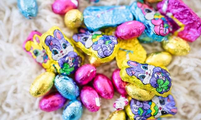 Dietetyk ostrzega rodziców: wielkanocne słodycze mogą być pełne szkodliwych związków. Na co uważać podczas zakupów?