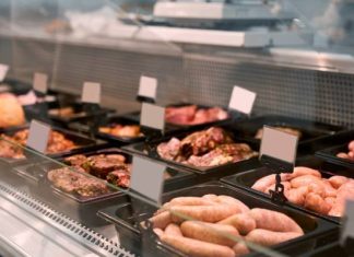 Najgorsze produkty na grilla. Lepiej ich nie kupuj. Mogą zaszkodzić twojemu zdrowiu