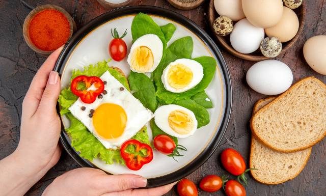 Ile jajek można jeść dziennie? Sprawdź, co eksperci mówią na ten temat. Jak przyrządzić jajka smacznie i zdrowo?