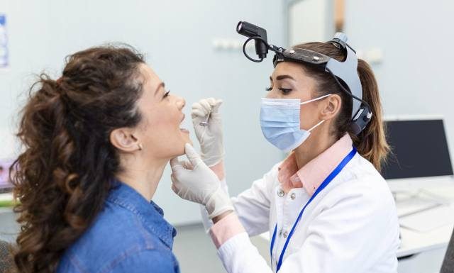 Wczesne objawy raka gardła, które często mylimy z infekcją. Jak rozpoznać poważny problem na czas?