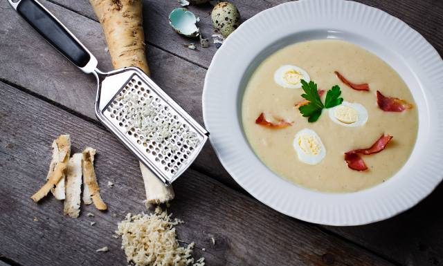 Dlaczego warto jeść chrzan? Wspomaga trawienie i odporność. Dodaj go nie tylko do wielkanocnego jajka. Jak zrobić domowy chrzan tarty?