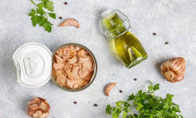 Czy tuńczyk w puszce jest zdrowy? Oprócz składników odżywczych z rybą zjadasz też rtęć i bisfenol A. Jaka jego ilość jest bezpieczna?