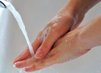 Skuteczny i prosty sposób, aby uniknąć infekcji. Pomoże ochronić się przed zarazkami i wirusami. Robisz to codziennie, ale czy dobrze?