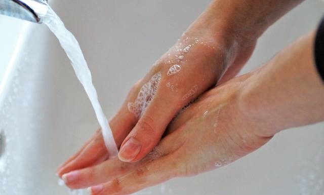 Skuteczny i prosty sposób, aby uniknąć infekcji. Pomoże ochronić się przed zarazkami i wirusami. Robisz to codziennie, ale czy dobrze?