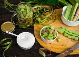 Tym osobom rabarbar może zaszkodzić. Sprawdź, kto powinien unikać kompotu i ciasta z rabarbarem