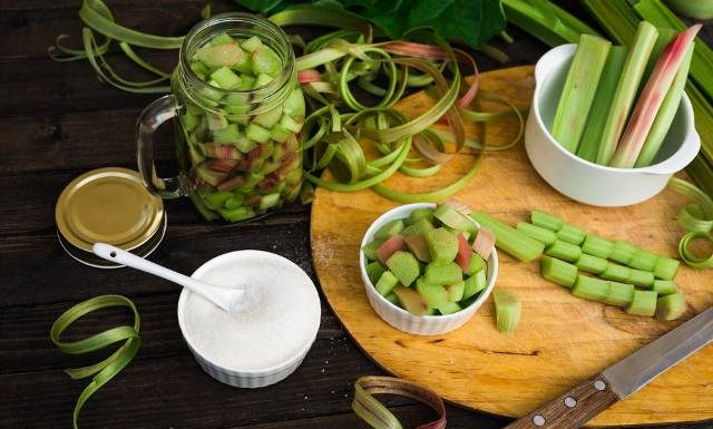 Tym osobom rabarbar może zaszkodzić. Sprawdź, kto powinien unikać kompotu i ciasta z rabarbarem