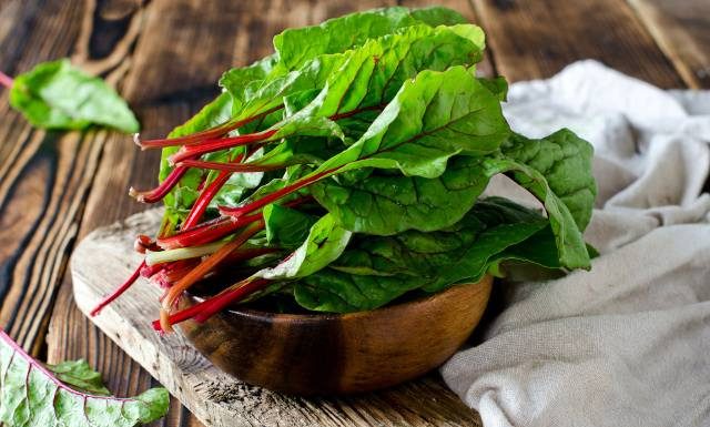 Te liście to źródło witamin. Botwinka pomoże na serce, trawienie i wzrok. Wypróbuj przepis na chłodnik i sałatkę z botwiny
