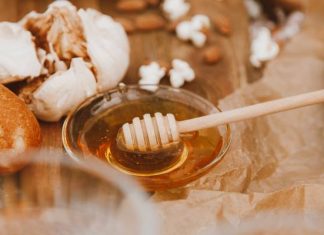 Na fałszywy miód trafiasz częściej niż myślisz. Jak rozpoznać podrobiony produkt z dodatkiem cukru? Te szczegóły zdradzą podróbkę