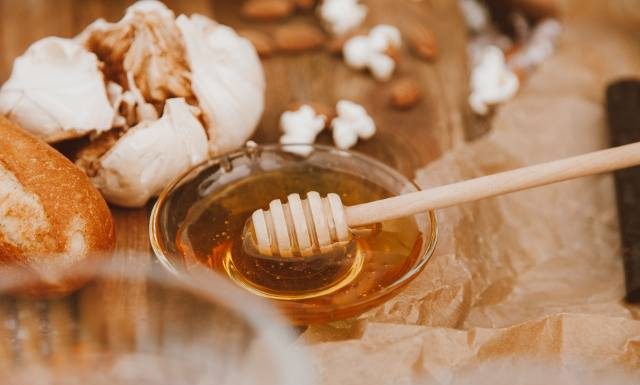 Na fałszywy miód trafiasz częściej niż myślisz. Jak rozpoznać podrobiony produkt z dodatkiem cukru? Te szczegóły zdradzą podróbkę