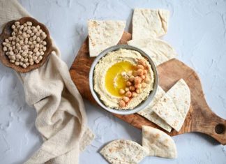 To najzdrowsza pasta. Nasyci i pomoże w odchudzaniu, ale nie każdy rodzaj jest równie dobry! Jak wybierać hummus?