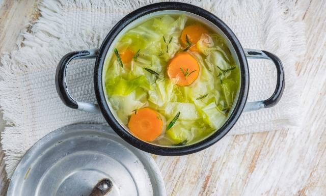 Zupa, która pomaga schudnąć nawet 5 kg w tydzień. Tanie składniki prosto z warzywniaka wystarczą