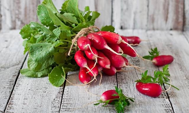 Będzie chrupiąca i jędrna. Spróbuj, a już nigdy nie zrobisz inaczej! 3 sprawdzone sposoby na przechowywanie rzodkiewki