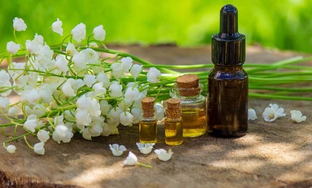 Domowe krople nasercowe i środek uspokajający. „Złota woda” to lek i toksyna – stosuj ostrożnie. Nazbieraj kwiatów i zrób nalewkę