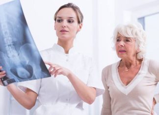 Pierwsze objawy osteoporozy mogą cię zaskoczyć. Cichy wróg kości rozwija się latami. Reaguj, zanim dojdzie do złamania
