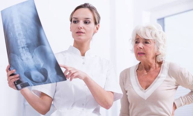 Pierwsze objawy osteoporozy mogą cię zaskoczyć. Cichy wróg kości rozwija się latami. Reaguj, zanim dojdzie do złamania