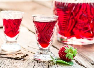 Truskawkowy raj w kieliszku. Przygotuj babciny napój już dziś. Rozgrzeje cię smakiem lata, gdy przyjdzie jesień