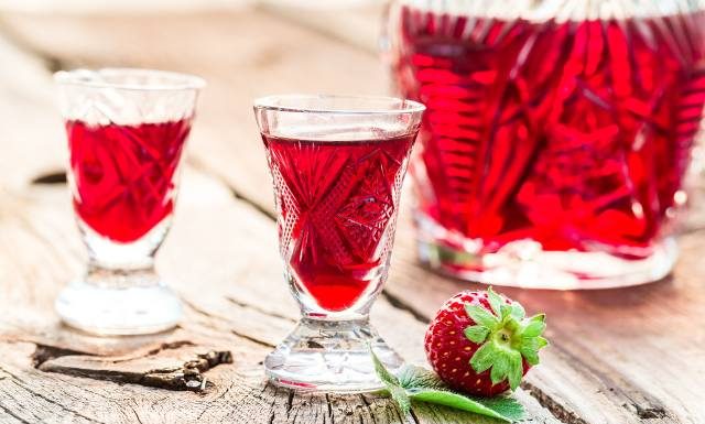 Truskawkowy raj w kieliszku. Przygotuj babciny napój już dziś. Rozgrzeje cię smakiem lata, gdy przyjdzie jesień