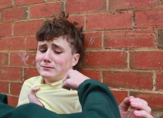 Jesteś ofiarą lub świadkiem przemocy domowej wobec dziecka? Tu otrzymasz darmową pomoc przez całą dobę i 7 dni w tygodniu