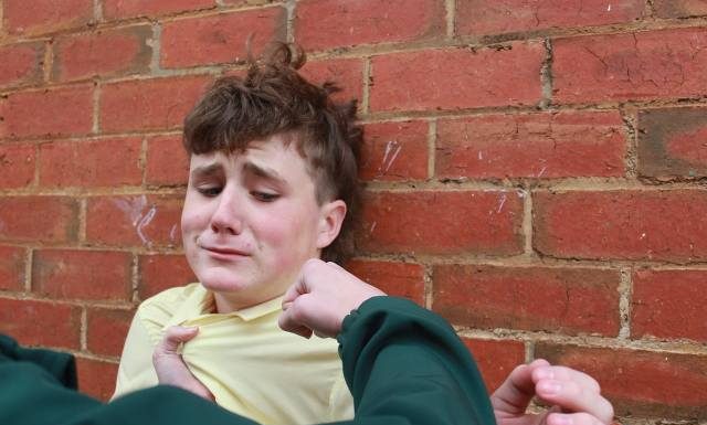 Jesteś ofiarą lub świadkiem przemocy domowej wobec dziecka? Tu otrzymasz darmową pomoc przez całą dobę i 7 dni w tygodniu