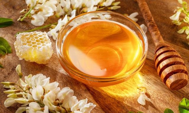 Ten miód jest najsłodszy i najdłużej płynny. Słodki kwiatowy eliksir, odmładza, zwalcza infekcje i goi rany