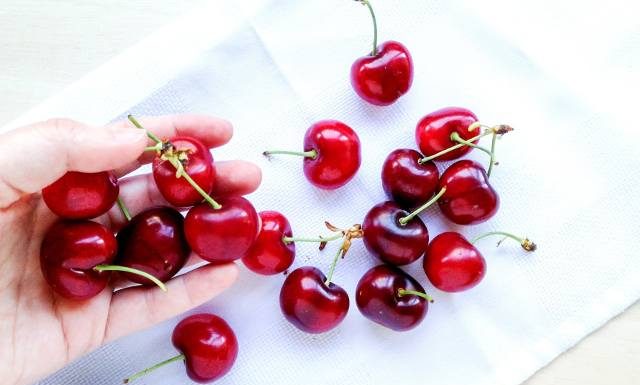 Czereśnie pod lupą. Czym różnią się od wiśni? Poznaj ich właściwości, kalorie i przepisy na przetwory. Czy warto jeść czereśnie?