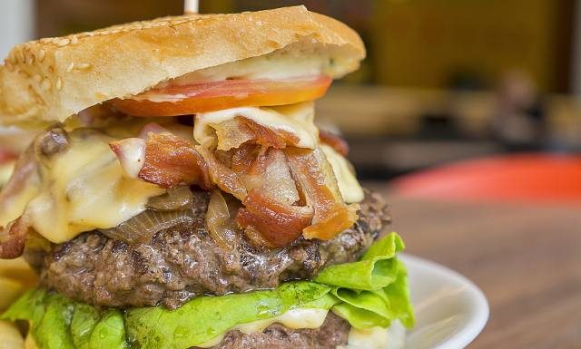 Bomby cholesterolowe na twoim talerzu. Nawet się nie spodziewasz, które produkty najbardziej zapychają żyły! Zobacz rekordzistów