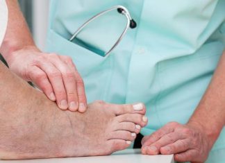 Objawy choroby Alzheimera są widoczne na stopach. Po tych zmianach poznasz, że rozwija się demencja. Wykryj i zacznij leczyć