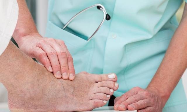 Objawy choroby Alzheimera są widoczne na stopach. Po tych zmianach poznasz, że rozwija się demencja. Wykryj i zacznij leczyć