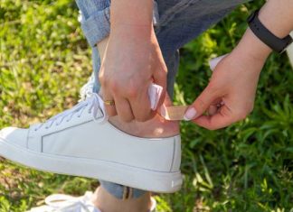 Co zrobić, żeby usunąć odcisk na stopie? Wypróbuj pastę i czosnek. Te domowe sposoby pomogą pozbyć się odcisków na piętach i palcach