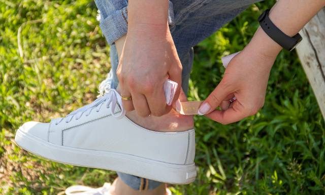 Co zrobić, żeby usunąć odcisk na stopie? Wypróbuj pastę i czosnek. Te domowe sposoby pomogą pozbyć się odcisków na piętach i palcach