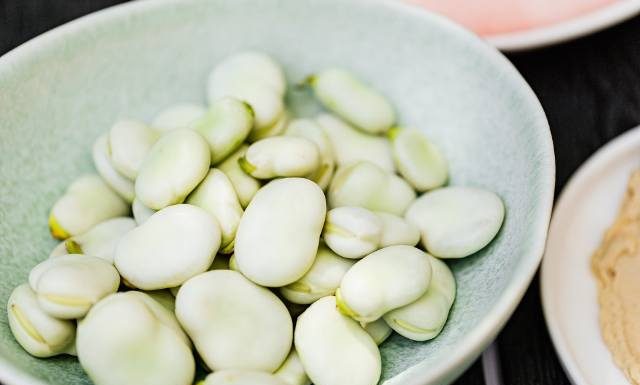 Bób nie dla każdego! Sprawdź, kto powinien go unikać. Te leki i choroby wykluczają jego jedzenie