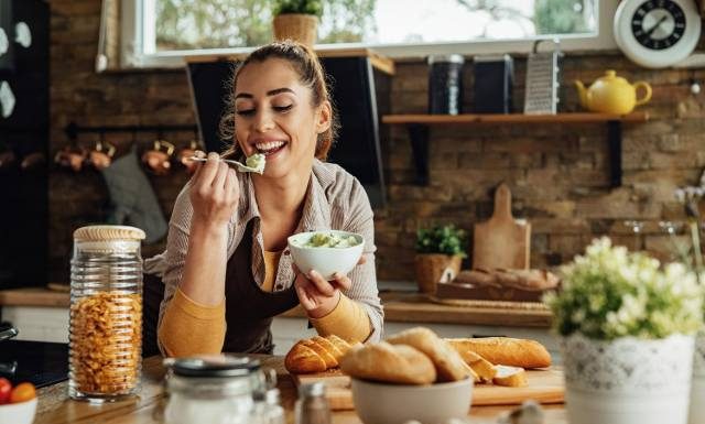 Rano masz tylko 5 minut i pustą lodówkę? Wypróbuj 8 sposobów na pożywne i zdrowe śniadanie z „niczego”