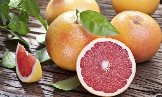 Czy grejpfruty odchudzają? Dietetycy mają zgodne opinie na temat diety grejpfrutowej. Sprawdź, czy warto jeść ten owoc na kilogramy