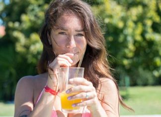 Żar leje się z nieba? Co pić w upał, by uzupełnić elektrolity i uniknąć odwodnienia. Zobacz, ile trzeba pić wody w czasie upałów?