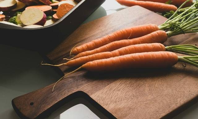 Czy marchewka podnosi cukier? Odpowiadamy, jaką wybierać przy insulinooporności i cukrzycy. Zobacz, jaka marchewka jest najlepsza na diecie