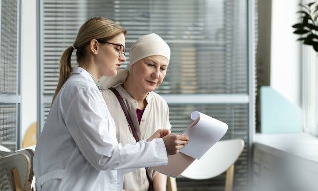 Diagnoza: rak. Gdzie szukać pomocy? Nie bój się, nie jesteś sam. Skorzystaj z tych możliwości, aby lepiej poradzić sobie z chorobą