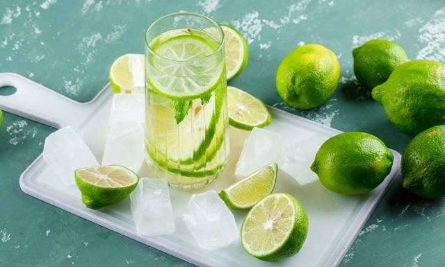 Nie tylko cytryna! Woda z limonką odchudza, oczyszcza i wspiera serce. Oto 9 powodów, dla których warto ją pić codziennie