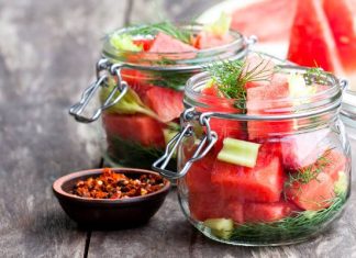 Co można kisić? Kiszonki to nie tylko kapusta i ogórki! Polecamy nietypowe przetwory – kiszony pomidor, arbuz, cytryna i czosnek