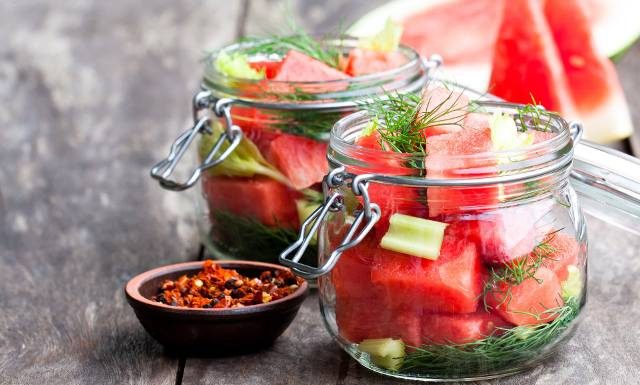 Co można kisić? Kiszonki to nie tylko kapusta i ogórki! Polecamy nietypowe przetwory – kiszony pomidor, arbuz, cytryna i czosnek