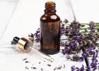 Naturalny olejek lawendowy to wszechstronny środek leczniczy i pielęgnacyjny. Koi nerwy, łagodzi ból, zwalcza bakterie. Oto jego właściwości