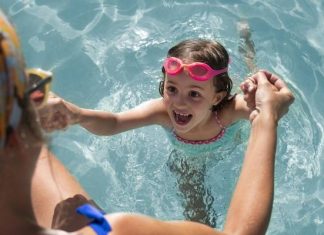 Obawiają się go rodzice małych dzieci. Jakie są objawy wtórnego utonięcia? Jak reagować? Sprawdź, czym się różni od suchego utonięcia