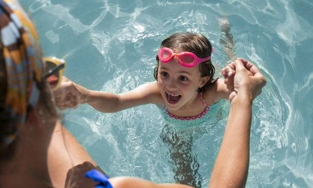 Obawiają się go rodzice małych dzieci. Jakie są objawy wtórnego utonięcia? Jak reagować? Sprawdź, czym się różni od suchego utonięcia