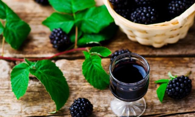 Wzmocnij odporność z nalewką z jeżyn. Poznaj prosty przepis na pyszny i zdrowy domowy eliksir