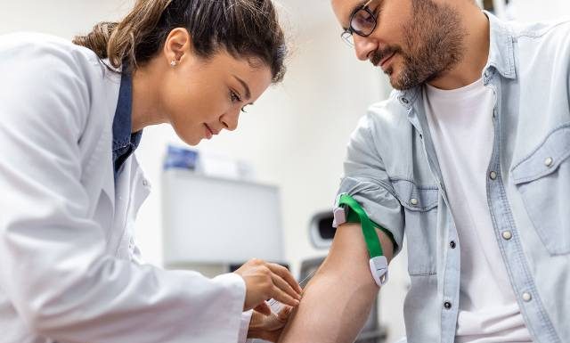 Hiperkaliemia, czyli nadmiar potasu we krwi. Przyczyny, normy i badania. Jak leczyć wysoki potas?