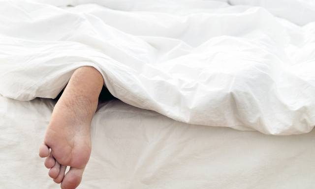 Dlaczego wystawiasz stopę spod kołdry? Naukowcy już wiedzą, o co chodzi. Sprawdź, co odkryli