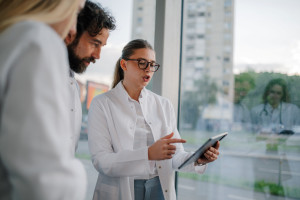 Badania kliniczne to fundament innowacyjnej medycyny i gospodarki. Skuteczne zarządzanie ma kluczowe znaczenie