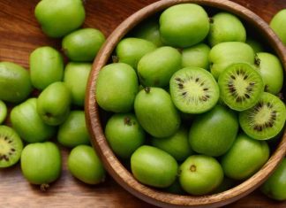 Zapomnij o cytrusach. Te polskie owoce to bomba witaminy C. Sprawdź, jak jeść mini kiwi