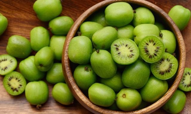Zapomnij o cytrusach. Te polskie owoce to bomba witaminy C. Sprawdź, jak jeść mini kiwi