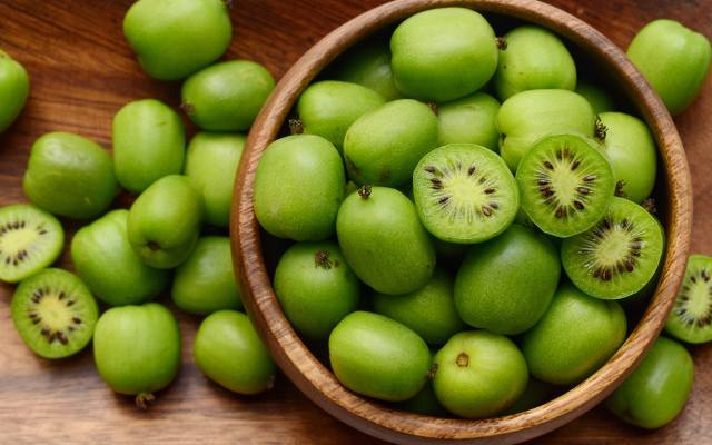 Zapomnij o cytrusach. Te polskie owoce to bomba witaminy C. Sprawdź, jak jeść mini kiwi